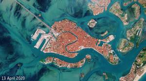 卫星照片显示空威尼斯的水道如何