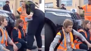 开车进入隔离的英国抗议者的妇女击中了道路愤怒事件