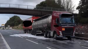 M6高速公路重新打开卡车携带32,000升杜松子酒泄露