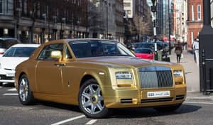 英国的“最熟练的旅游”推动伦敦周围的镀金汽车