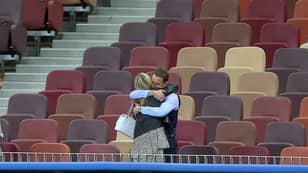 加雷斯·索斯盖特（Gareth Southgate）在空荡荡的世界杯体育场里安慰他的妻子