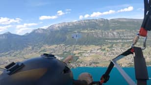 拍摄自拍照时，滑翔伞从5,000英尺处降低了全新iPhone