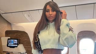 Instagram Model Enocee El Hamer被抓住在飞行上的商务舱“loading=