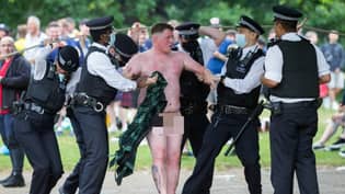 裸露的苏格兰球迷在海德公园（Hyde Park）被警察带走，因为支持者在伦敦引起了狂野的场景“loading=