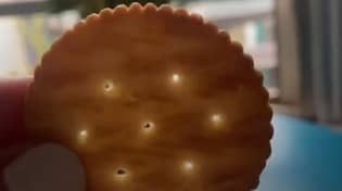 丽兹揭示了它的饼干上的边缘实际上是什么