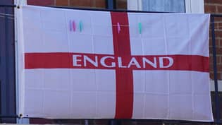 英格兰粉丝用圣乔治的十字架旗帜贴满了家