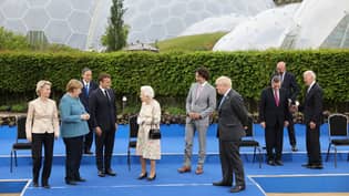 女王笑着所有G7领导人，同时扮演照片“loading=