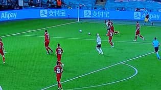 球迷们注意到在英格兰对丹麦的点球之前，球场上的第二球“loading=
