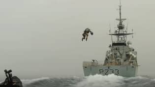 英国皇家海军测试未来主义“钢铁侠”风格的喷气背包