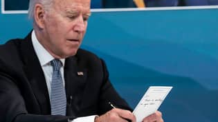 Joe Biden在Aide的纸币中提醒了“你的下巴上的东西”