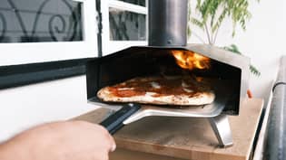 Aldi£40 BBQ Pizza烤箱回到了夏季“loading=