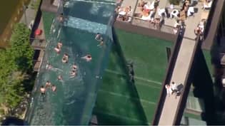 伦敦开放的“世界第一个”浮动透明游泳池