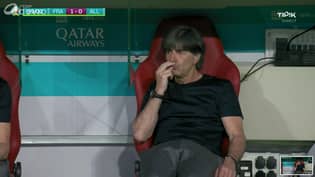 球迷认为他们抓住了德国队主教练Joachim Löw再次嗅手指