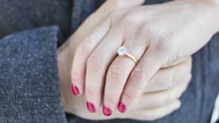 人在订婚戒指上花了14,000英镑，但未婚妻不认为这足够好
