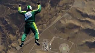 超胆侠卢克·艾金斯不带降落伞从25000英尺高空跳伞，让人震惊＂loading=