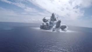 美国海军释放了造成地震的40,000磅炸弹的镜头