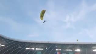 绿色和平的抗议者降落伞在法国与德国欧洲杯2020年固定装置之前进入体育场