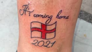 一名女子不喜欢足球，却纹上了“2021年回家”的纹身