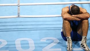 奥运会拳击手在取消资格对英国战斗机的情况后抛掷发脾气和阶段