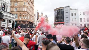 当英格兰球迷聚集在决赛之前，伦敦陷入混乱“loading=