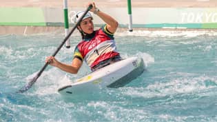 奥运会运动员杰西卡福克斯使用安全套来修复损坏的皮划艇