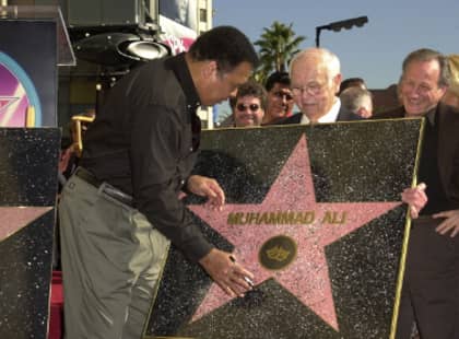 穆罕默德·阿里（Muhammad Ali）的好莱坞明星背后的原因，而不是地板