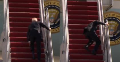 总统乔·拜登（Joe Biden）登上楼梯，同时登上空军一号