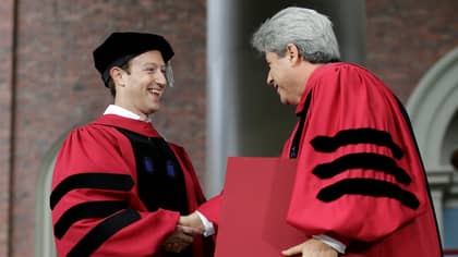 马克·扎克伯格（Mark Zuckerberg）终于获得了哈佛学位 - 辍学13年