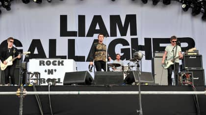 利亚姆·加拉格尔（Liam Gallagher）经过20分钟的演出后走出舞台