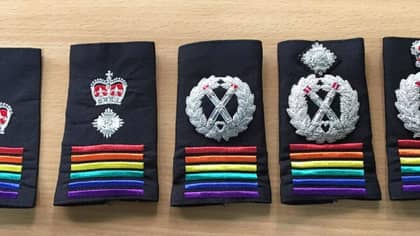 英国警察部队穿着彩虹肩徽章支持LGBT社区