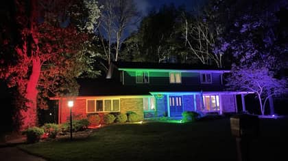 同性恋夫妇通过在彩虹泛光灯中点燃房屋来绕开旗帜规则