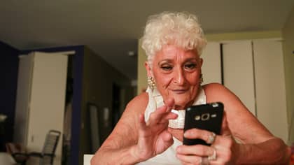 83岁的奶奶喜欢使用Tinder寻找年轻男子