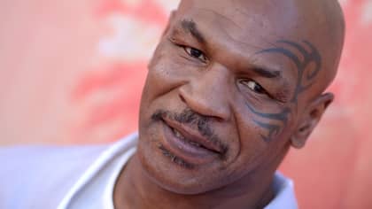 迈克·泰森（Mike Tyson）说，他曾经打punch的人，要求他签名