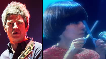 诺埃尔·加拉格尔（Noel Gallagher）让一个女人和他一起在舞台上“玩”剪刀