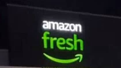 购物者向新的亚马逊新鲜超市展示