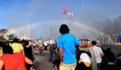 土耳其的警察爆炸了一场骄傲游行，意外创造了彩虹