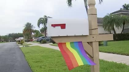 同性恋夫妇因在邮箱下悬挂小型骄傲旗而被罚款