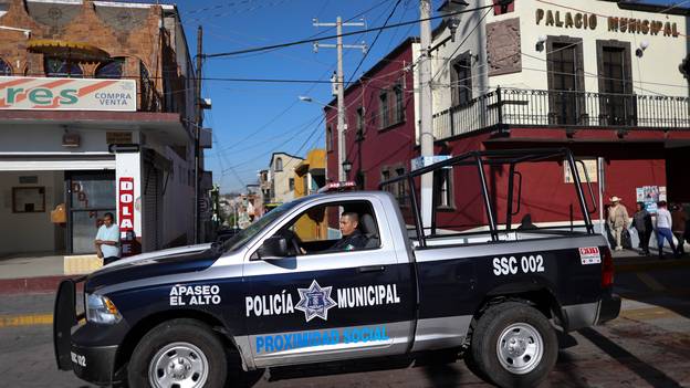 墨西哥贩毒集团追捕警察并在休息日杀死他们