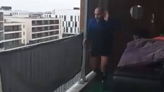 隔离的男子在法国冠状病毒锁定期间在公寓阳台上进行马拉松比赛