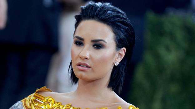 Demi Lovato宣布她在乔罗根采访中盖住了