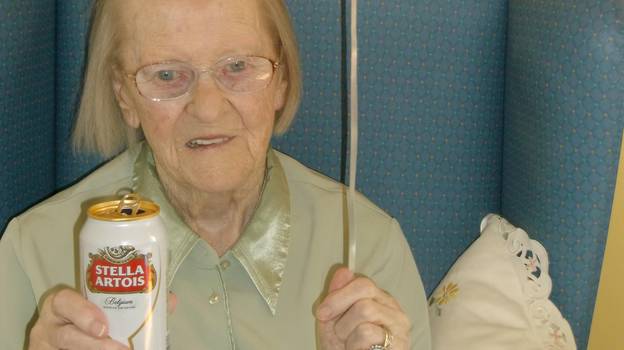 这位100岁的女人是一罐斯特拉的部分
