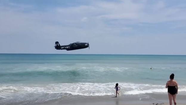 在繁忙的海滩上，一架二战飞机坠入大海