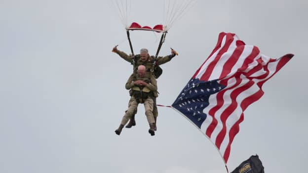 在D-Day跳伞的战争退伍军人相应勇敢的跳跃