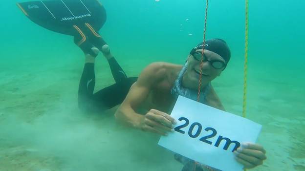 人创下世界纪录，以一口气在海底游泳的水下纪录