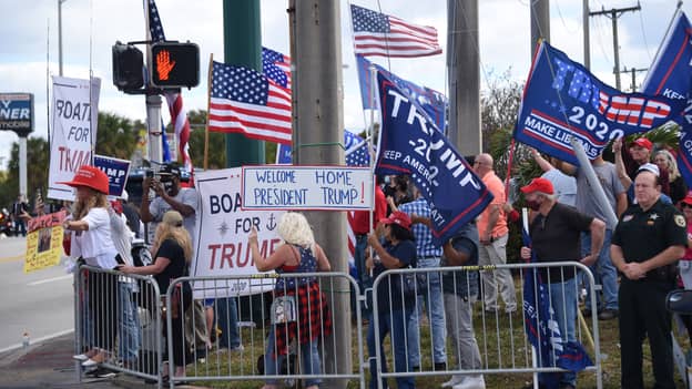 支持者在街道上欢迎特朗普回到佛罗里达州