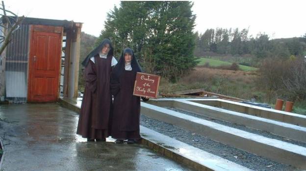两个修女打破了Covid规则，参加爱尔兰议会房屋的“驱魔主义”
