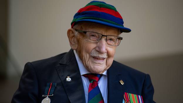 汤姆·摩尔上尉在葬礼上被授予了二战飞机飞行的荣誉