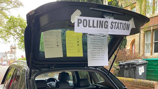 教堂执事“睡过头”后在汽车后备箱设立投票站