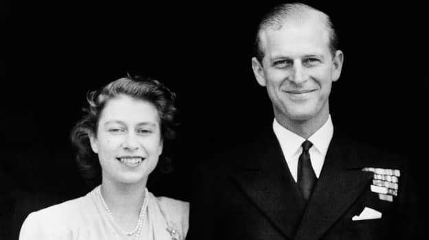 照片显示皇后和菲利普亲王并排站立，相隔73年