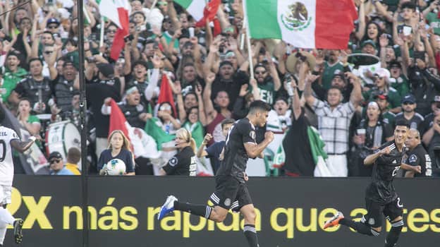 墨西哥扮演第一世界杯预选赛，以空体育场作为对同性恋颂歌的粉丝的惩罚
